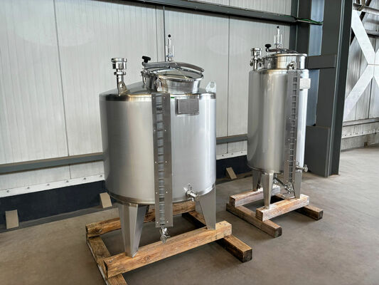 1 x New 300 L vertical stainless steel storage tank in AISI 316L. 1 x New 600 L vertical stainless steel storage tank in AISI 316L.