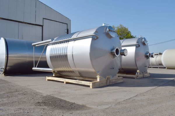 OR170047: 2 x 15.300L AISI304L roestvrijstalen mengtank met warmtewisselaar