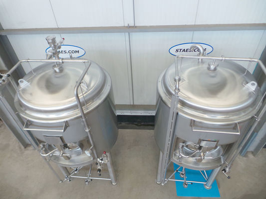 2 x 1.390L roestvrijstalen AISI304 CCT bier fermentatie tanks met een werkdruk van 3 bar