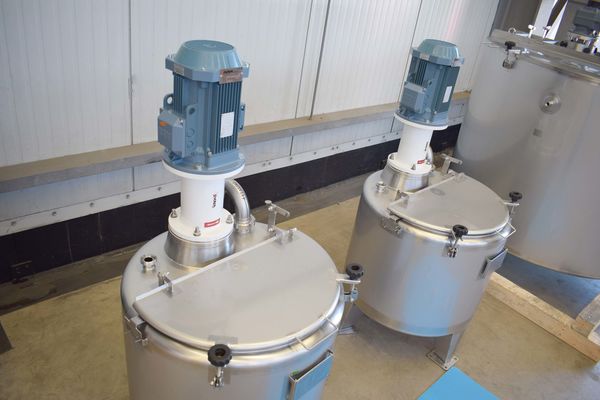 2 x 200L roestvrijstalen enkelwandige mengtanks en 1 x 1470L roestvrijstalen mengtank met warmtewisselaar en isolatie