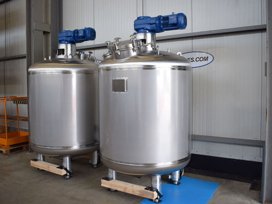 OR170142: 2 x 2.450L AISI304L RVS roestvrijstalen druktanks voor 3bar werkdruk, de tanks zijn enkelwandig voor verticale opstelling