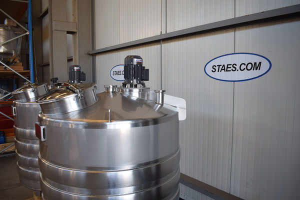 OR171300: 2 x 1.000L AISI316L Roestvrijstalen mengtanks voorzien van warmtewisselaar en een propellor roerwerk