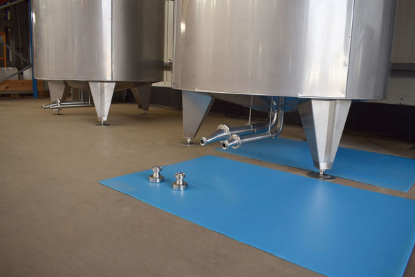 OR171089: 2 x 2000L AISI316L roestvrijstalen bier fermentatie tanks voorzien van een warmtewisselaar, isolatie en een waterlot