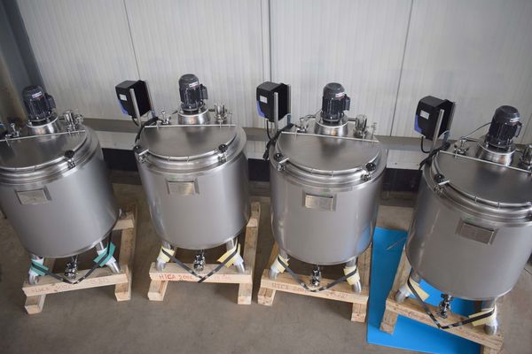 OR180300 - 4 x 300L AISI316 Cuves de mélange en acier inoxydable, les cuves sont isolée et prévu d'un échangeur de chaleur