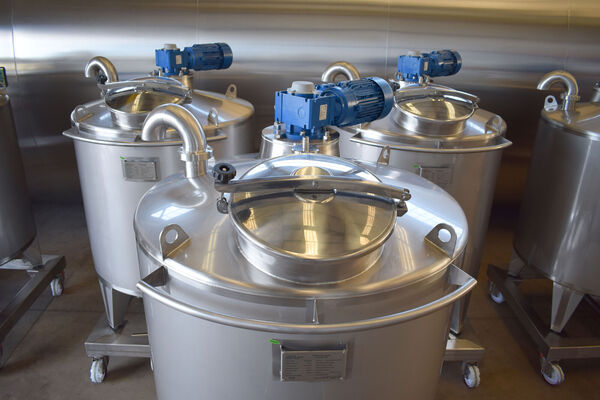 6 x new stainless steel AISI316L mobile mixing tanks with a capacity of 1,100L