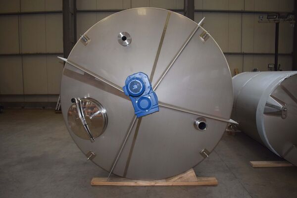 1 x New vertical stainless steel AISI304L mixing tank of 20,300L with conical bottom.