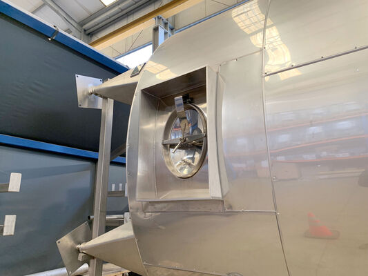 2 x Nieuwe roestvrijstalen geïsoleerde verticale tanks van 50.000L  in AISI316 De tanks zijn voorzien van een roerwerk in de zijkant.