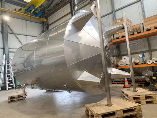 1 x New 32.700L stainless-steel AISI304 vertical storage tank.