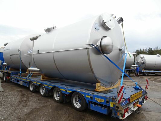 6 x Nieuwe roestvrijstalen verticale opslagtanks van 30.000L in AISI304L