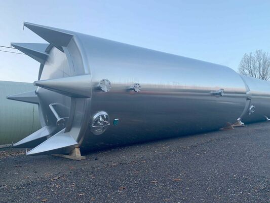 2 x Nieuwe roestvrijstalen verticale opslagtanks van 50.000L in AISI316L