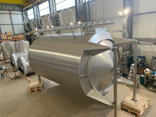 1 x New 32.700L stainless-steel AISI304 vertical storage tank.