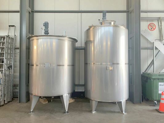 4 x Brand new 5.200L stainless-steel AISI316L vertical mixing tanks. 2 x Brand new 5.400L stainless-steel AISI316L vertical mixing tanks.