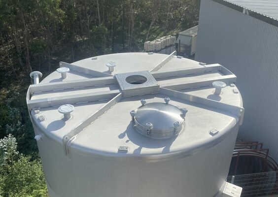 2 x Nieuwe roestvrijstalen verticale opslagtanks van 61.000L in AISI316L