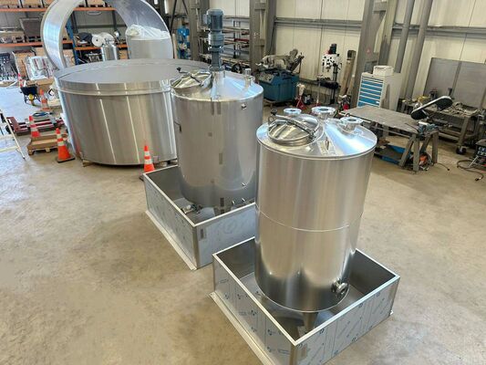 1 x Nieuwe roestvrijstalen verticale mengtank van 2.000L in AISI316L 1 x Nieuwe roestvrijstalen verticale opslagtank van 1.000L in AISI316L