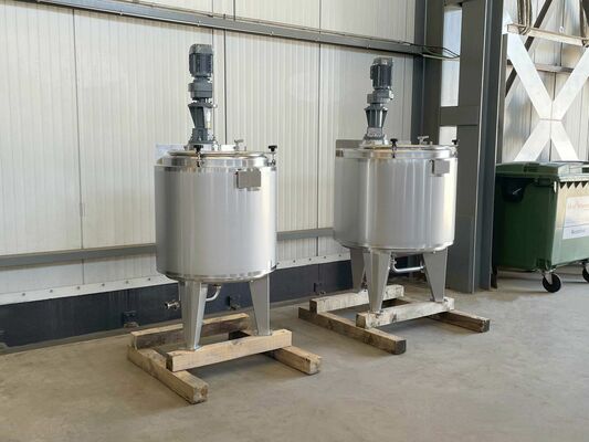 1 x Nieuwe roestvrijstalen verticale mengtank van 300L in AISI316L  1 x Nieuwe roestvrijstalen verticale mengtank van 500L in AISI316L