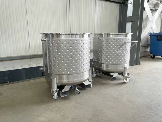 1 x Nieuwe roestvrijstalen verticale druktanks van 790L in AISI304L