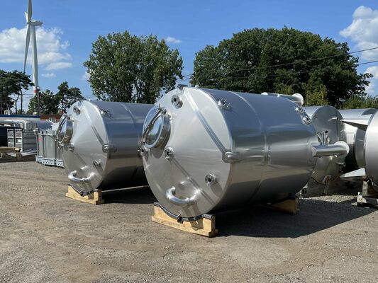 2 x Nieuwe roestvrijstalen verticale opslagtanks van 7.000L in AISI316L