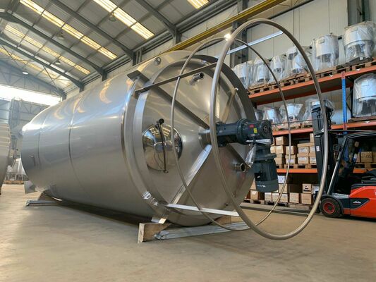 1 x Nieuwe roestvrijstalen verticale mengtank van 20.300L in AISI304L