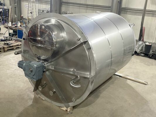 2 x Nieuwe roestvrijstalen verticale mengtanks van 15.300L in AISI316L