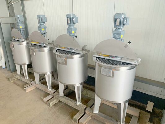 4 x Nieuwe roestvrijstalen verticale mengtanks van 200L in AISI316L