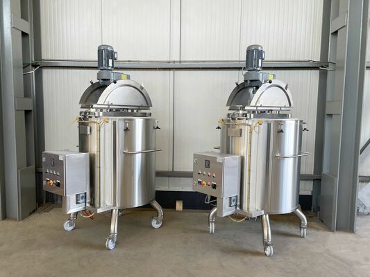 2 x Nieuwe roestvrijstalen verticale mengtanks van 750L in AISI316L
