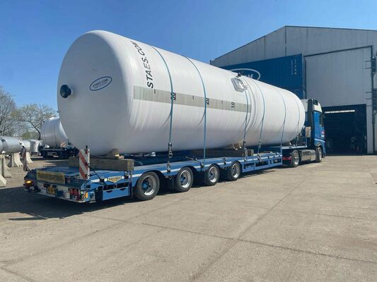4 x Nieuwe verticale polyester opslagtanks van 42.000L.