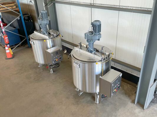 2 x Nieuwe roestvrijstalen verticale mengtanks van 750L in AISI316L