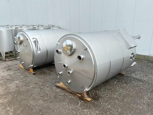 2 x neue vertikale Lagertanks aus Edelstahl mit einem von 10.300L aus AISI316L