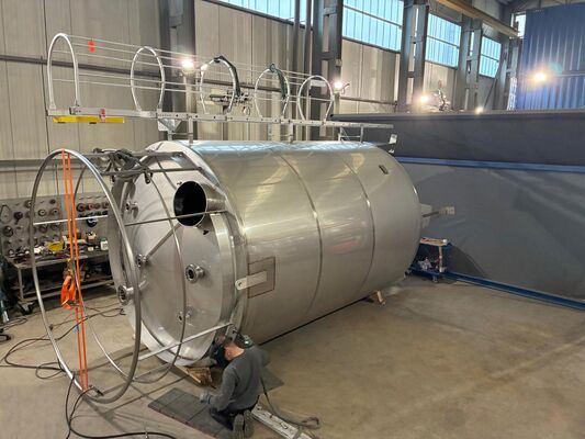 2 x neue vertikale Lagertanks aus Edelstahl mit einem von 30.400L aus AISI316L