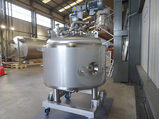 1 x New Stainless Steel AISI 316L 680L Vertical Mixing Tank. This tank is insulated and equipped with a heat exchanger and agitator