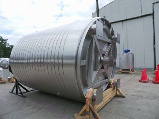 1 x 25.500L AISI304L mengtank; chocolade roerwerk; warmtewisselaar