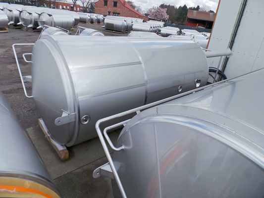 1 xOR150994: 2 x 30.000L - 838 US bbl - 26.400 US gal - AISI304; insulated storage-vessel; heat-exchanger; vertical