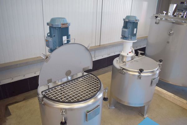 2 x 200L roestvrijstalen enkelwandige mengtanks en 1 x 1470L roestvrijstalen mengtank met warmtewisselaar en isolatie