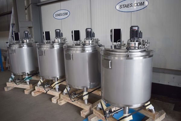 OR180300 - 4 x 300L AISI316 Cuves de mélange en acier inoxydable, les cuves sont isolée et prévu d'un échangeur de chaleur
