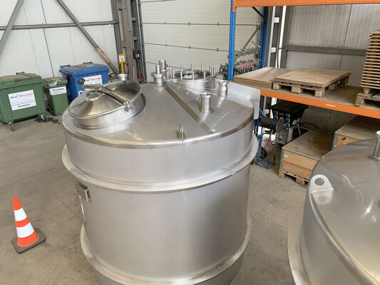 3 x 3,300L stainless steel AISI 304L vertical mixing tanks