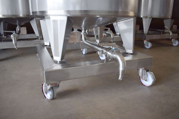 6 x new stainless steel AISI316L mobile mixing tanks with a capacity of 1,100L