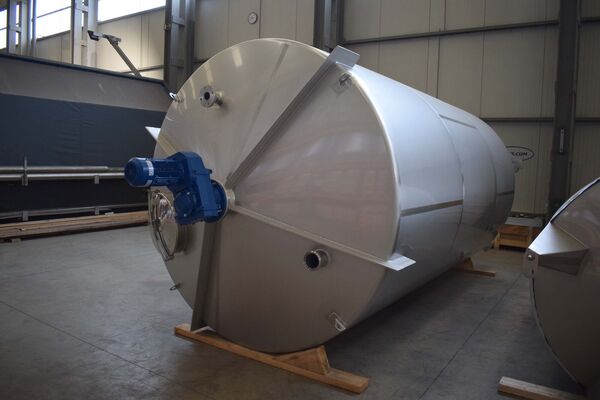 1 x New vertical stainless steel AISI304L mixing tank of 20,300L with conical bottom.