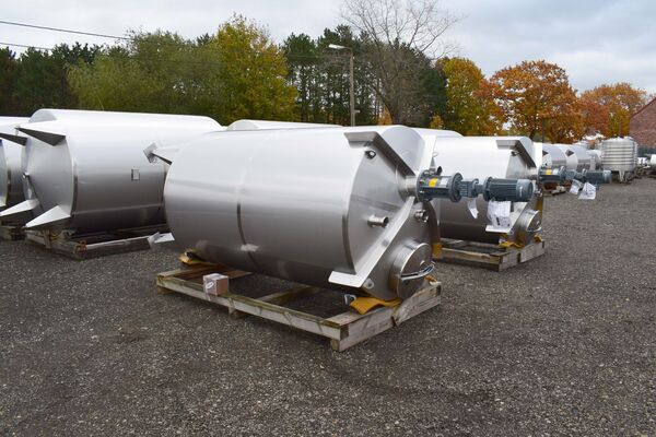 2 x New vertical stainless steel AISI 304L mixing tanks of 5,200L with conical bottom.