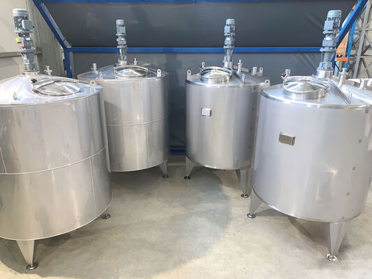 2 x Nieuwe roestvrijstalen enkelwandige verticale mengtanks van 3.300L  in AISI316 + 2 x Nieuwe roestvrijstalen geïsoleerde verticale mengtanks van 3.300L  in AISI316 voorzien van een warmtewisselaar