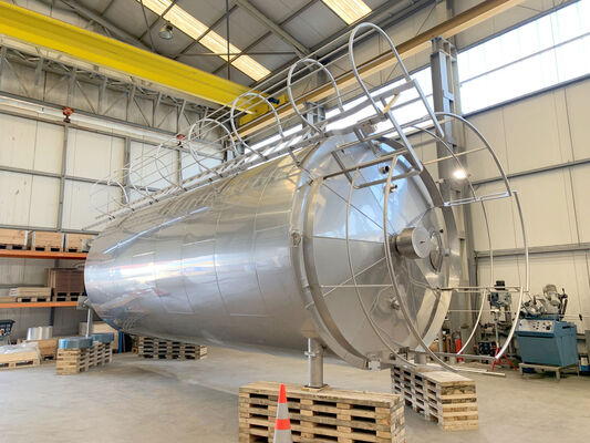 2 x Nieuwe roestvrijstalen geïsoleerde verticale tanks van 50.000L  in AISI316 De tanks zijn voorzien van een roerwerk in de zijkant.