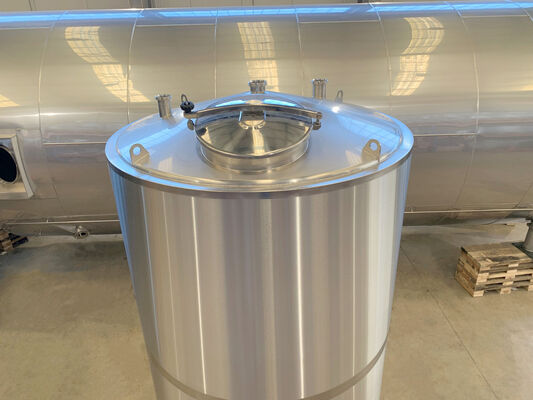 2 x neue isolierte vertikale 5.200L Edelstahltanks aus AISI316