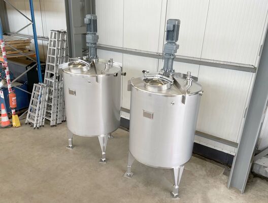 2 x Nieuwe roestvrijstalen verticale mengtanks van 2.500L in AISI316L