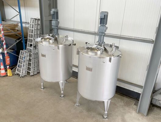 2 x New 2.500L stainless-steel AISI316L vertical mixing tanks.