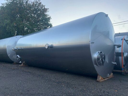 2 x neue vertikale Lagertanks aus Edelstahl mit 50.000 l aus AISI316L.