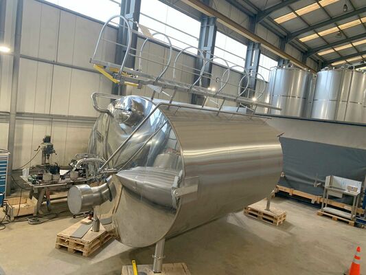 1 x New 32.700L stainless-steel AISI304 vertical storage tank.