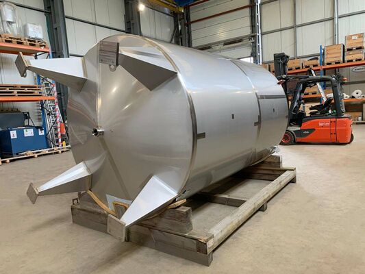 1 x Nieuwe roestvrijstalen verticale mengtank van 8100L in AISI316L