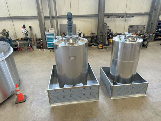 1 x Nieuwe roestvrijstalen verticale mengtank van 2.000L in AISI316L 1 x Nieuwe roestvrijstalen verticale opslagtank van 1.000L in AISI316L