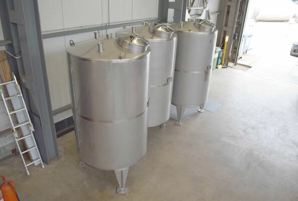 3 x Nieuwe roestvrijstalen verticale opslagtanks van 3.200L in AISI316L