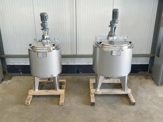1 x Nieuwe roestvrijstalen verticale mengtank van 300L in AISI316L  1 x Nieuwe roestvrijstalen verticale mengtank van 500L in AISI316L