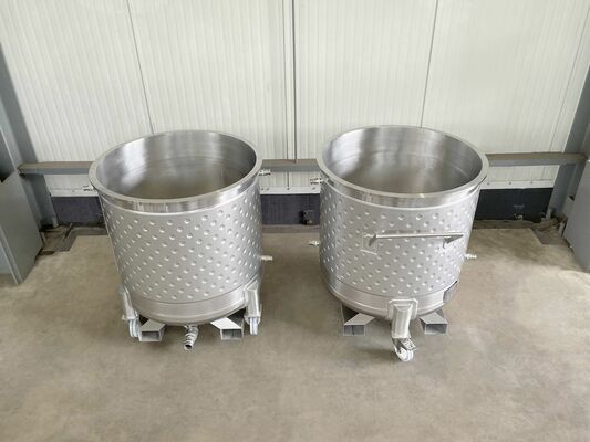 1 x Nieuwe roestvrijstalen verticale druktanks van 790L in AISI304L